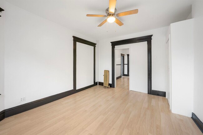 Building Photo - 209 N 11th St