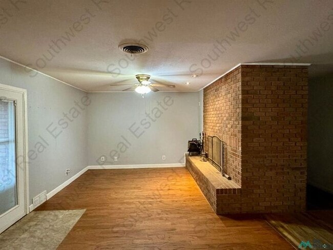 Building Photo - Beautiful 3 bedroom 2 bath brick home