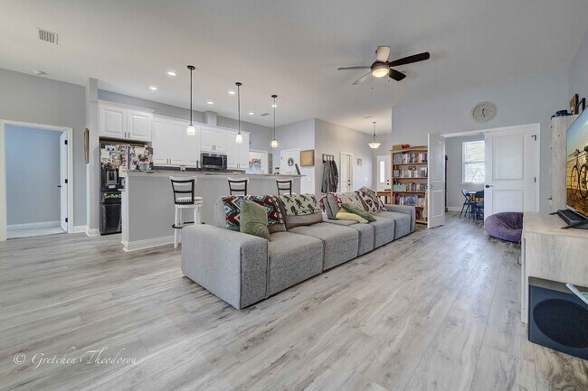 Building Photo - "Charming 3-Bedroom Oasis with 2 Baths and...