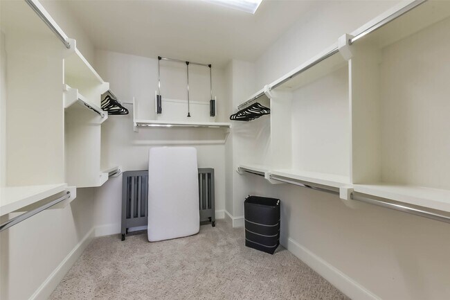 Building Photo - 9450 London Bridge Station