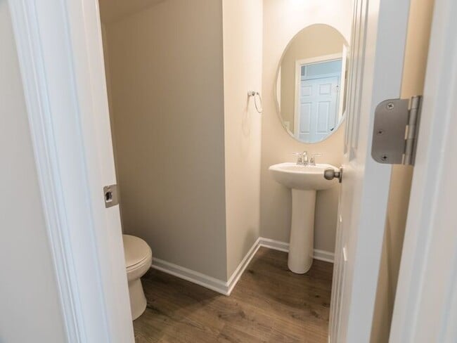 Building Photo - Beautiful 3BD/2.5BTH End Unit Townhome in ...