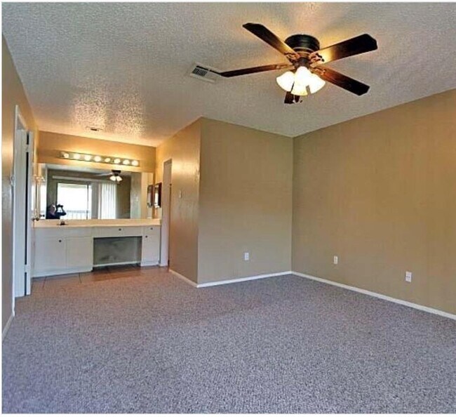 Building Photo - 9365 Pagewood Ln
