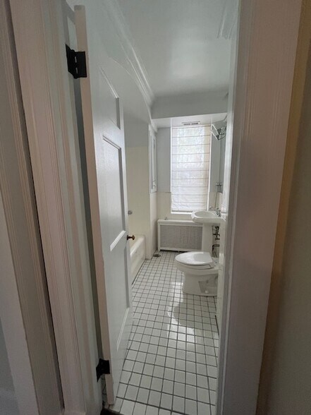 Bathroom 2 with Bathtub Shower - 2000 N Lincoln Park W
