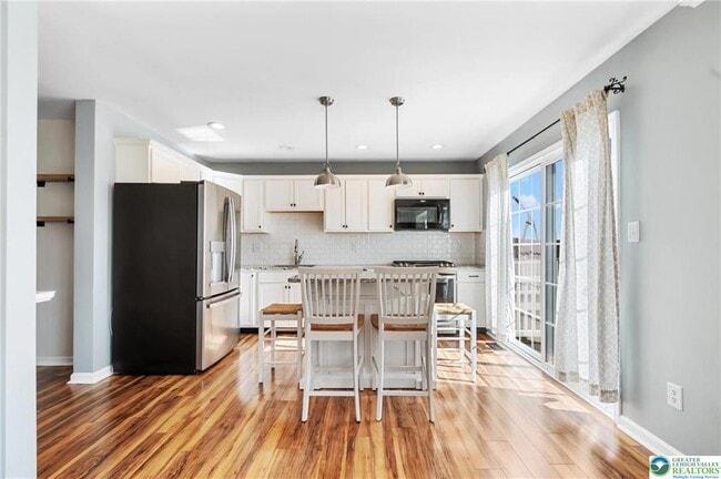 Building Photo - 5985 Saratoga Ln