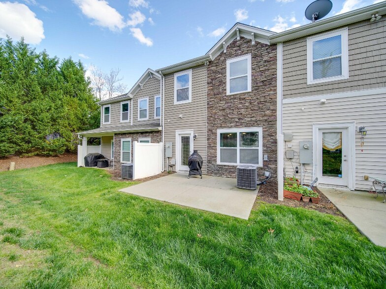 Building Photo - 5657 Tipperlinn Way