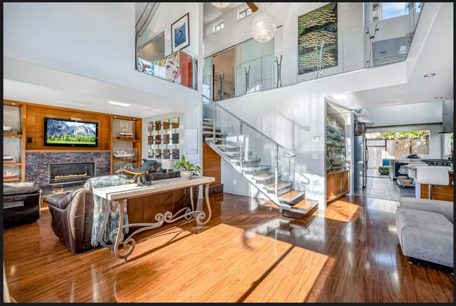 Building Photo - Beautiful Furnished Home 2 Blocks from the...