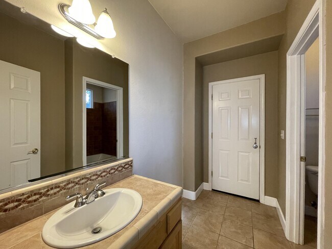 Building Photo - 929 Yosemite Dr