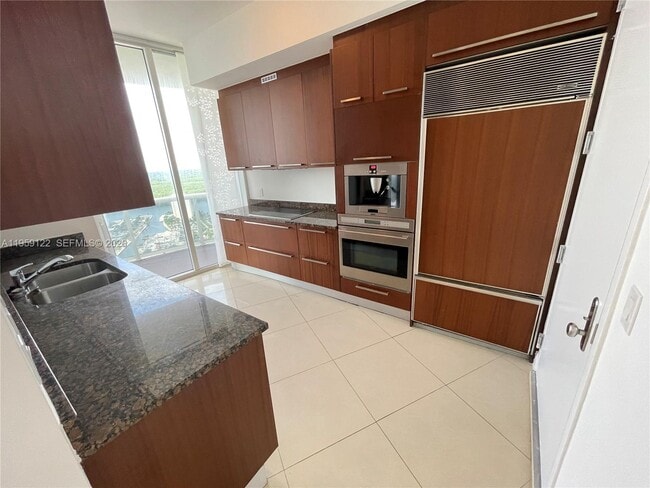 Building Photo - 15901 Collins Ave