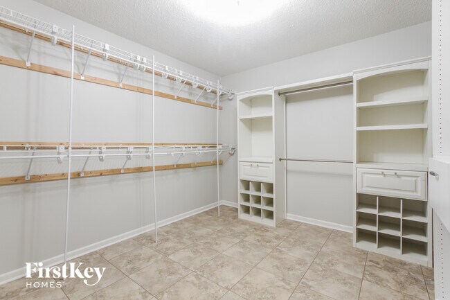 Building Photo - 2310 Amberleigh Dr