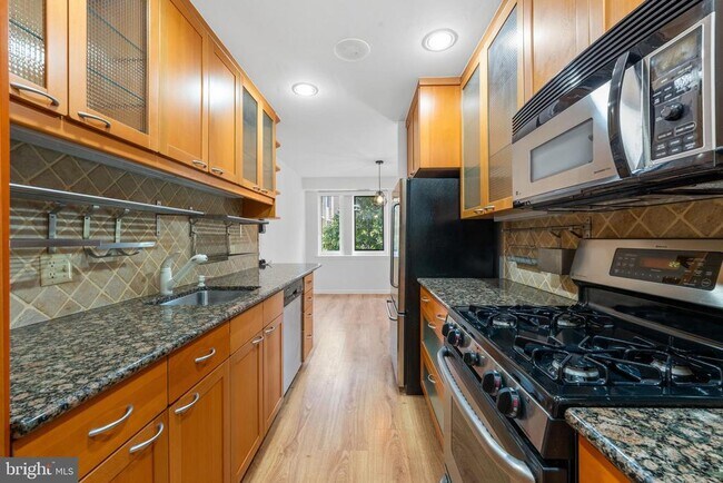 Building Photo - 1640 Oakwood Dr