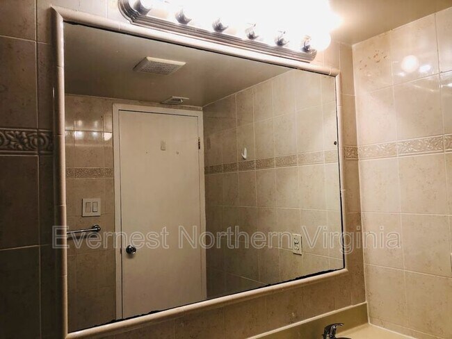Building Photo - 9710 Kingsbridge Dr