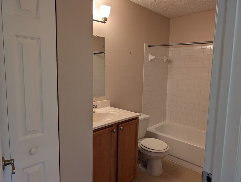Building Photo - 221 Lake Brook Cir