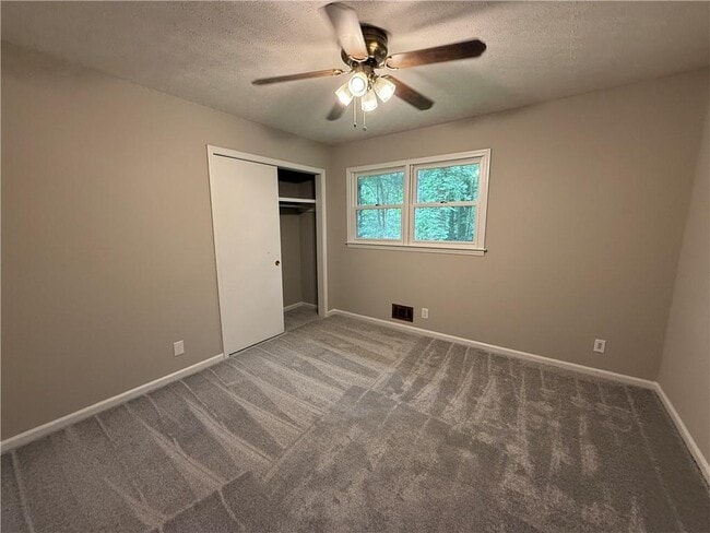 Building Photo - 3155 Oak Dr