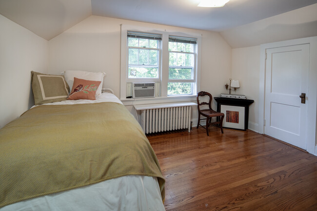 Building Photo - 10 Valley View Ave