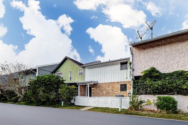 Building Photo - 2135 Casa Rio Cir