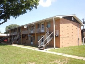 Building Photo - 623 St Louis Rd