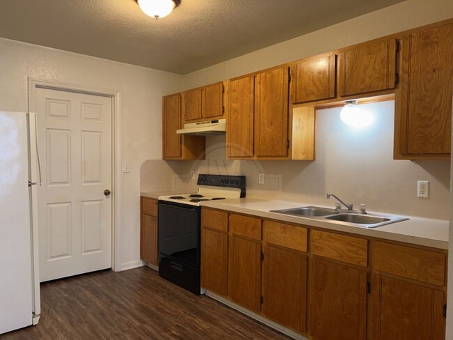 Primary Photo - 204 W Avenue F