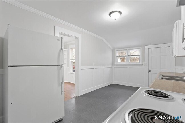 Building Photo - 393 Huntington St