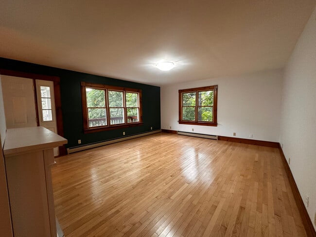 Building Photo - 6 Crescent St