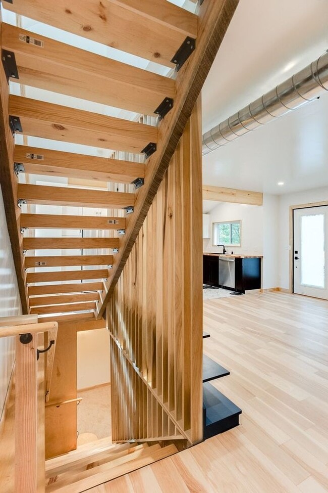 Building Photo - Amazing 2 bedroom, 2 bathroom 1,330 sf hom...