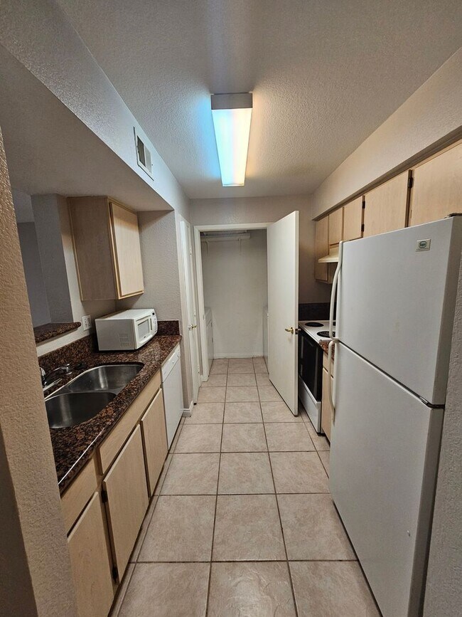 Building Photo - 1 Bedroom Condo located at Bella Club