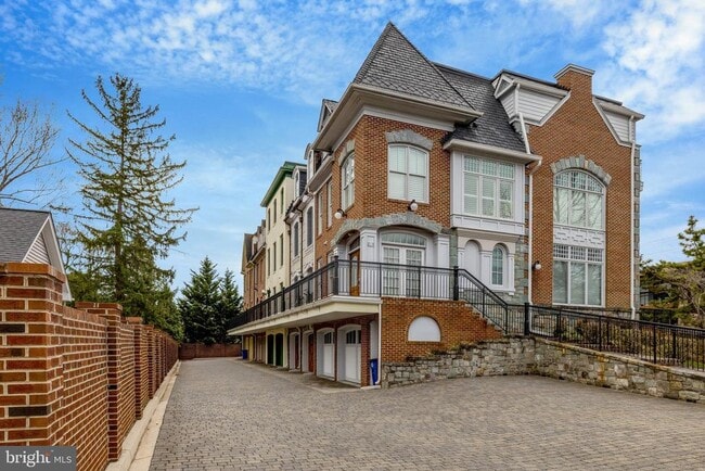 Building Photo - 229 Locust St SE