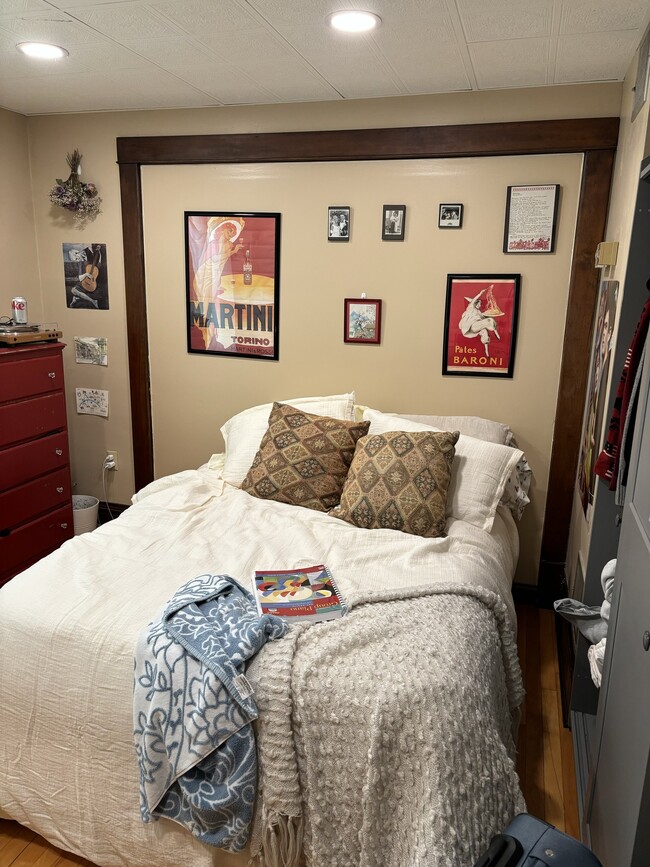 Building Photo - 1115 13th Ave SE