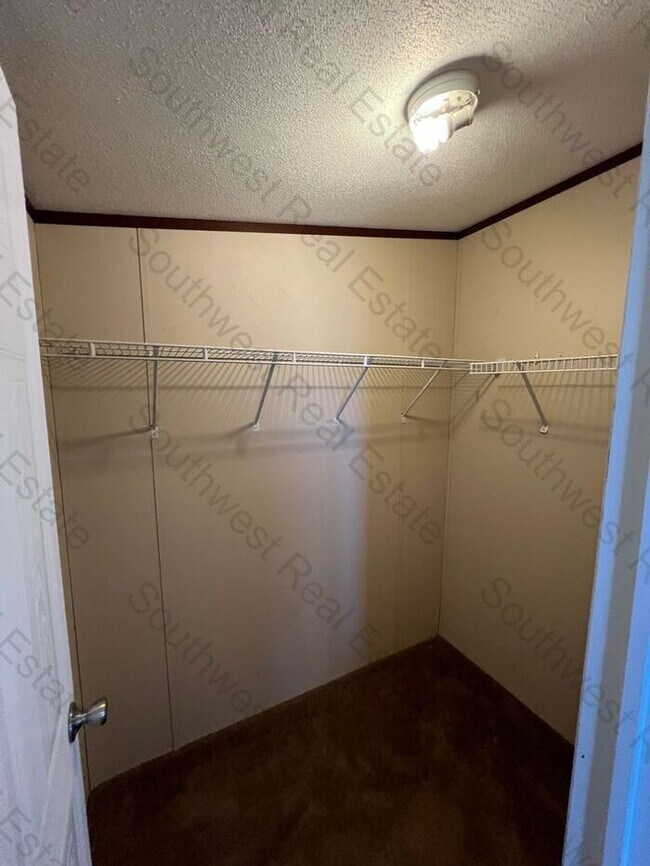 Building Photo - Spacious 3 bedrooms 2 baths home- Storage ...