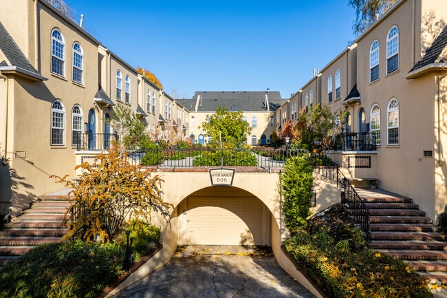 Building Photo - Avon Manor