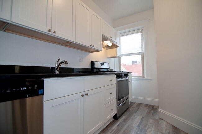 Building Photo - Renovated 2BR apartment with balcony, heat inc. on Brookilne/Allston line!