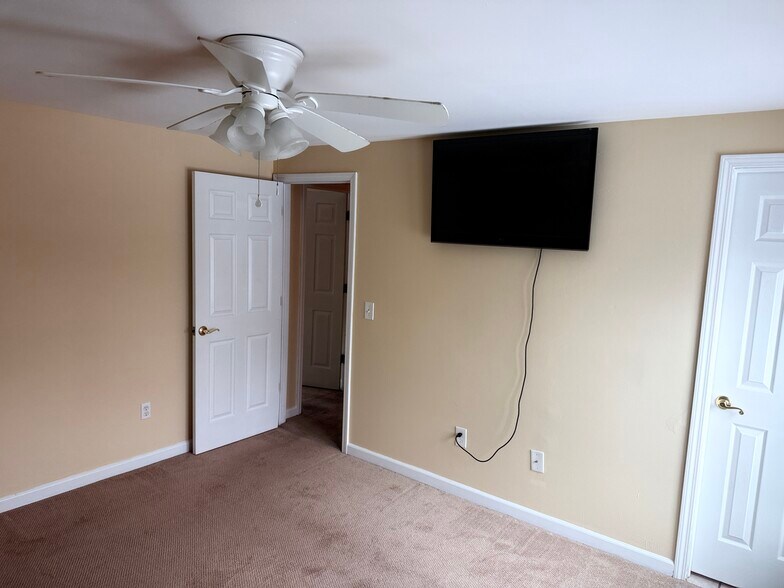 Building Photo - 2275 Nutmeg Ct