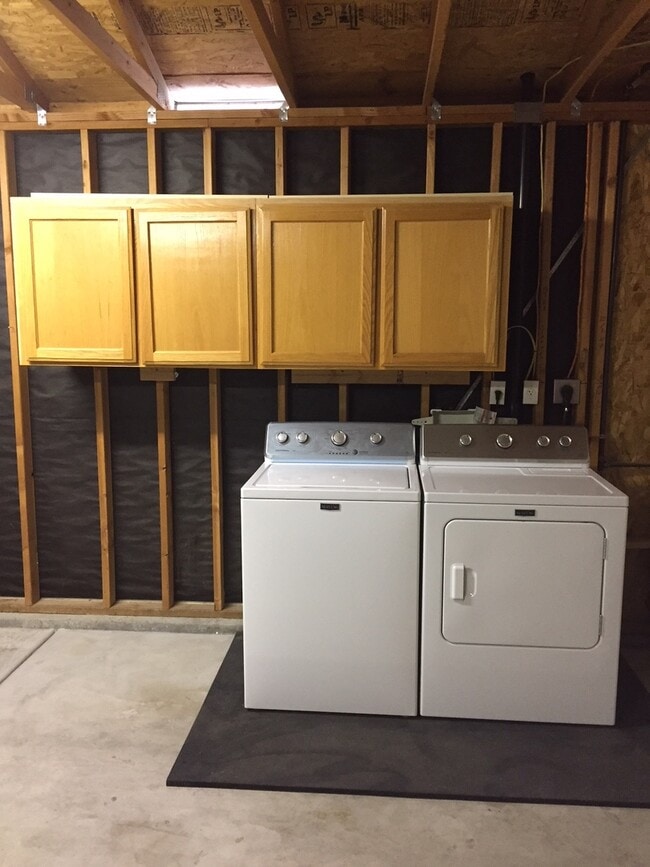 Building Photo - 2 Bedroom 2 Bath House Near Back Entrance ...