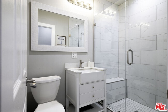 Building Photo - 1559 1/2 S Harvard Blvd