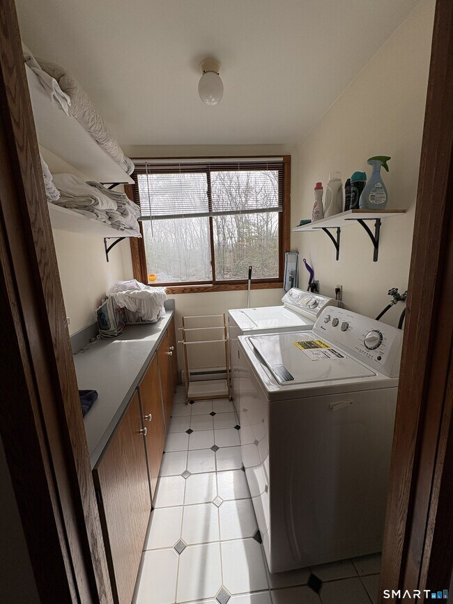 Building Photo - 40 Looking Glass Hill Rd