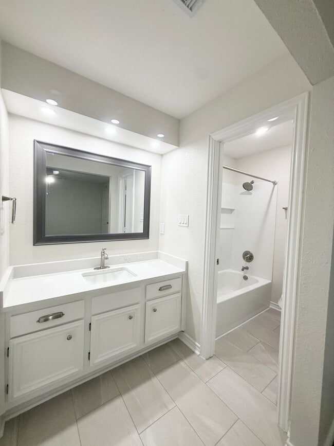 Building Photo - Elegant Recently Updated 3/2/2 Home in Ang...