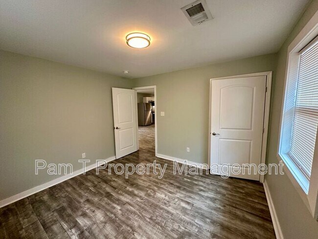 Building Photo - 1016 W 42nd St