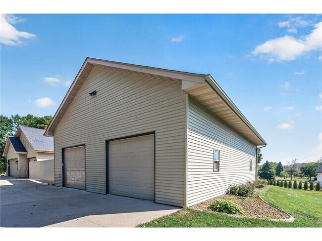 Building Photo - 14372 Heather Ridge Dr