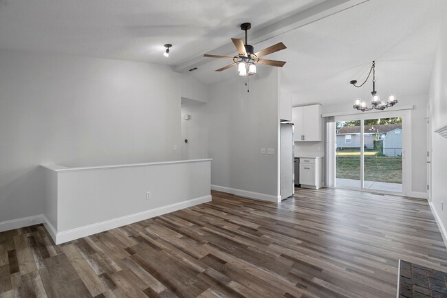 Building Photo - Luxury Remodeled 3Bed/2Bath w/ Finished Ba...