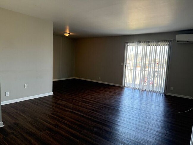 Building Photo - 2 Bedroom Unit was recently renovated. Live walking distance from the downtown square or steps fr...