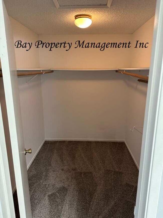 Building Photo - Gated Willowood condo with 3 bedrooms, 2 1/2 baths