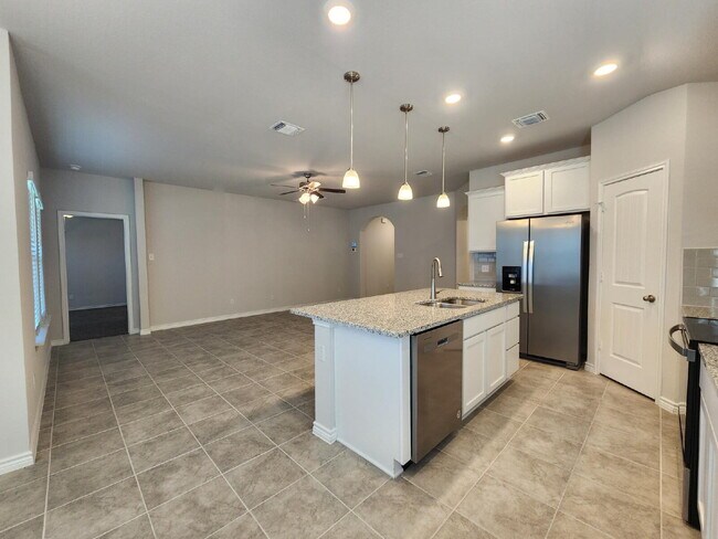 Building Photo - "Bright and Beautiful 3-Bedroom 2-Bath Hom...