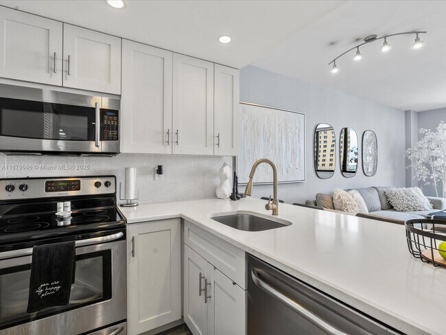 Building Photo - 540 Brickell Key Dr
