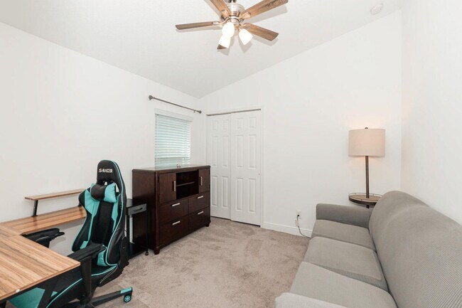 Building Photo - 9756 Palm Breezes Dr