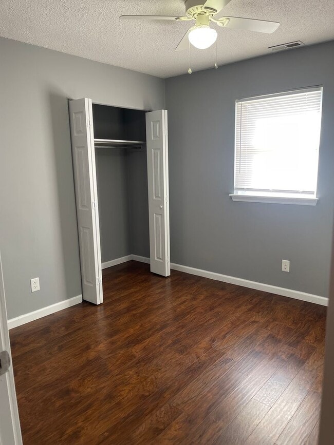 Building Photo - Beautiful 3 Bed, 1 Bath Convenient Location Mins From Hospital and Shopping