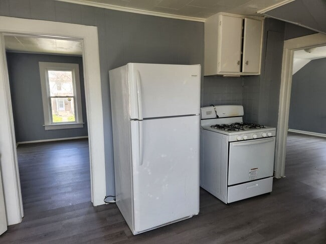 Building Photo - 2201 W 2nd St