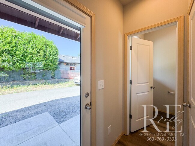 Building Photo - 1060 Banyan St