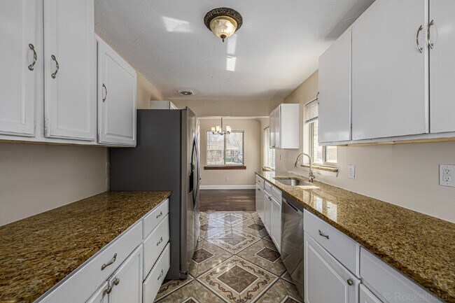 Building Photo - Lovely 5 Bed  / 2 bath in Boston Heights