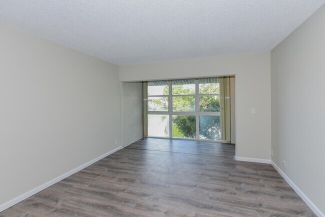 Building Photo - 1531 SE Royal Green Cir