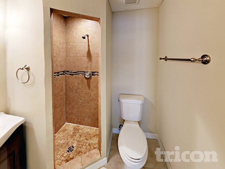 Building Photo - 7812 Tiburon Dr