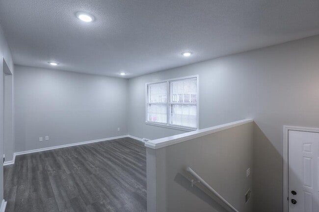 Building Photo - 6725 NW Hilldale Dr